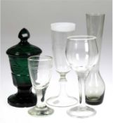 Konvolut Glas, 5-teilig, 20 Jh., 2x signiert, grüner Deckelpokal Rand best., H. 12 cm bis19 cm