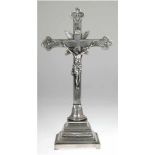 Tischkreuz mit Jesus-Figur, I.N.R.I., Silber (geprüft), gestufter Sockel mitKreuzbanddekor, Ges.-