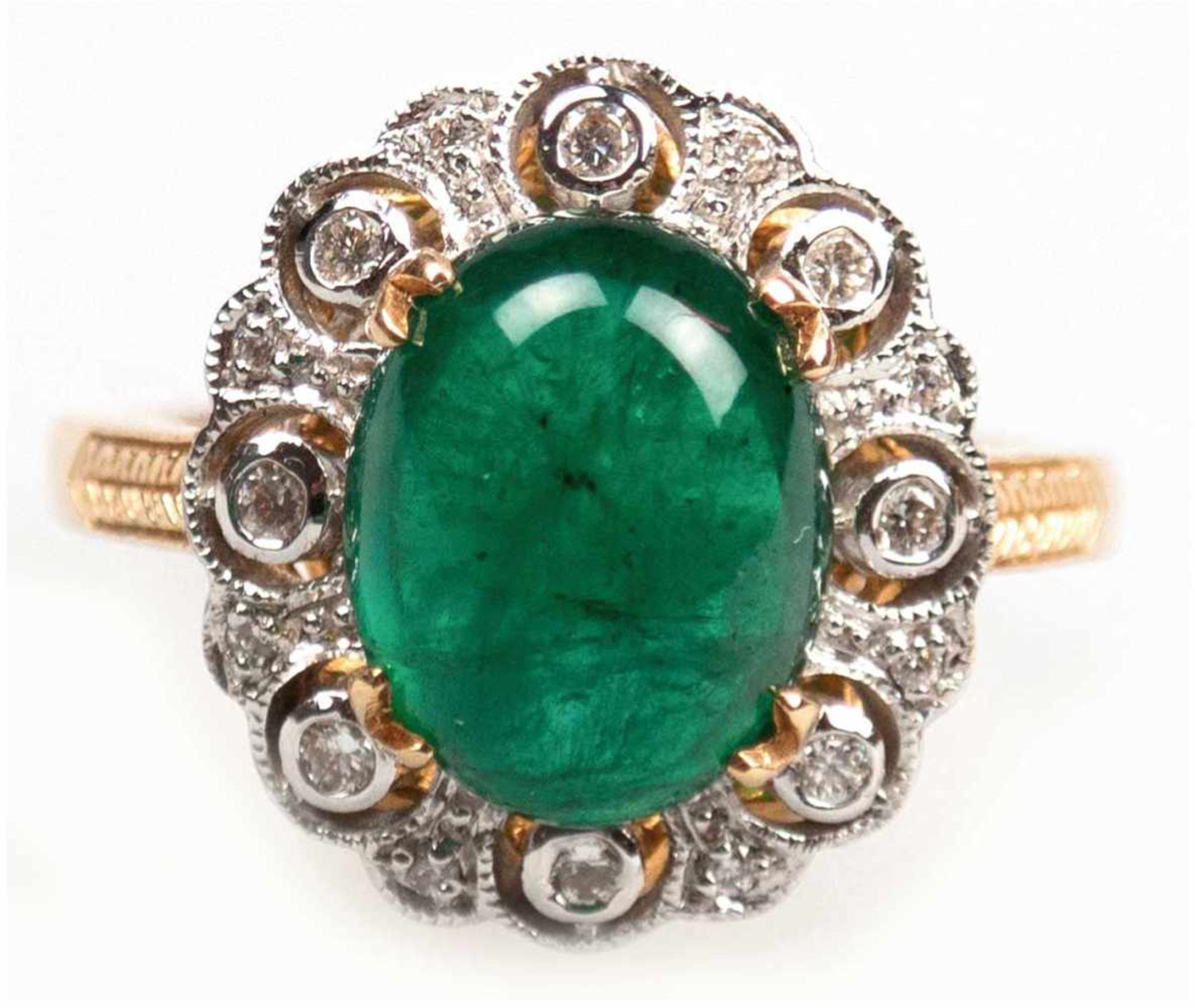 Ring, k GG, ges. 5,7 g, großer Smaragd- Cabochon von 4,02 ct., mit natürlichem Jardin,Brillanten 0,