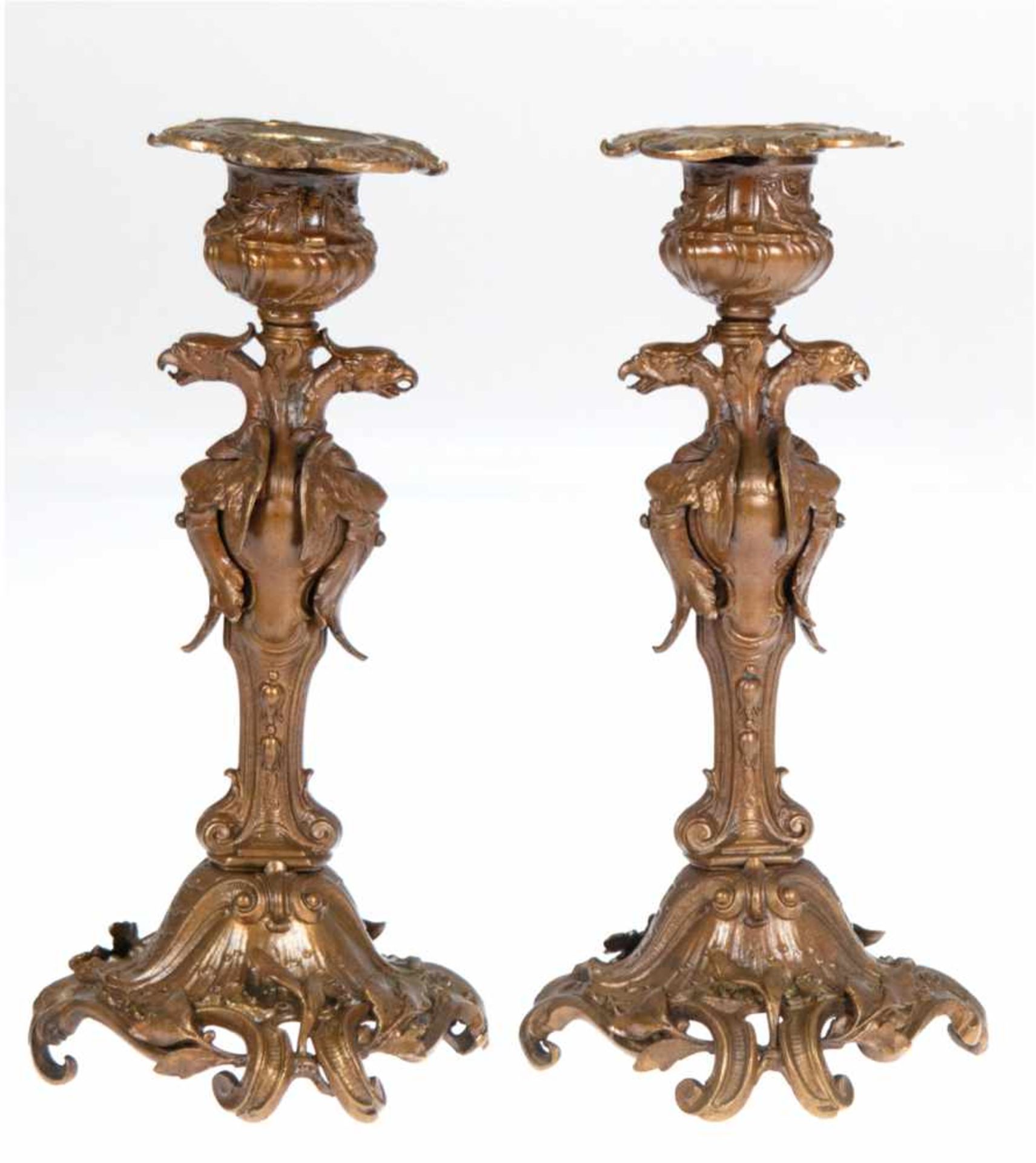 Paar Kerzenleuchter, Ende 19. Jh., Bronze, patiniert, reich reliefiert und verziert,beidseitig Adler
