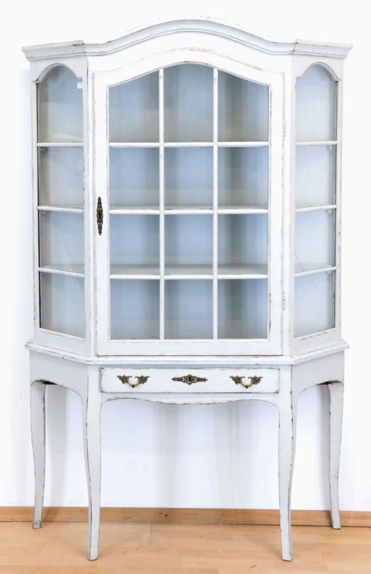 Vitrine im Barockstil, weiß gefaßt, 1-schübiges Fußgestell, 1-türiger, 3-seitig verglasterKorpus mit