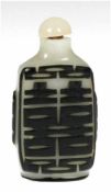 Snuff-Bottle, hellgünes milchiges Glas schwarz überfangen, erhaben geschnittenerornamentaler