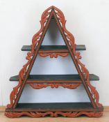 Tellerbord, Friesland um 1860, Weichholz, rot und grün gefaßt, 3-etagige Dreieckform mitfontseitigem