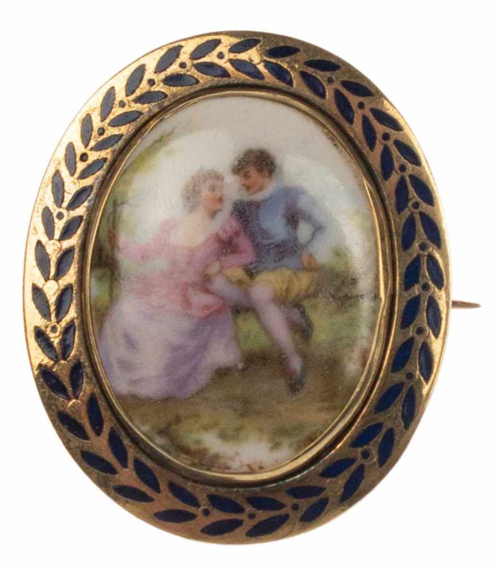 Brosche mit Watteau-Szene auf Porzellan, vergoldet, Rahmen emailliert, Maße 4,4x3,6 cm