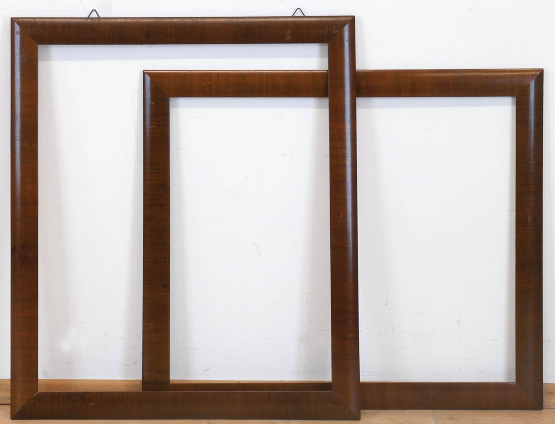 2 Biedermeier-Rahmen, Mahagoni furniert, Falzmaß je 63x53,5 cm