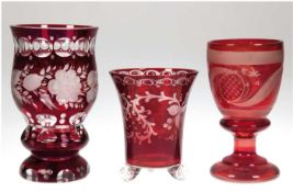 3 diverse Gläser, Böhmen 19./20. Jh., je rot überfangen, mit Floral- undOrnamentalschliff, H. 11,5
