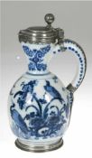 Enghalskrug, Fayence, Delft um 1700, weiße Glasur mit umlaufender Vogel- undFloralmalerei, Craquelé,