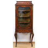 Vitrine, Frankreich, 19. Jh., Mahagoni furniert, floral intarsiert, Bronzeappliken,1-türiger, 3-