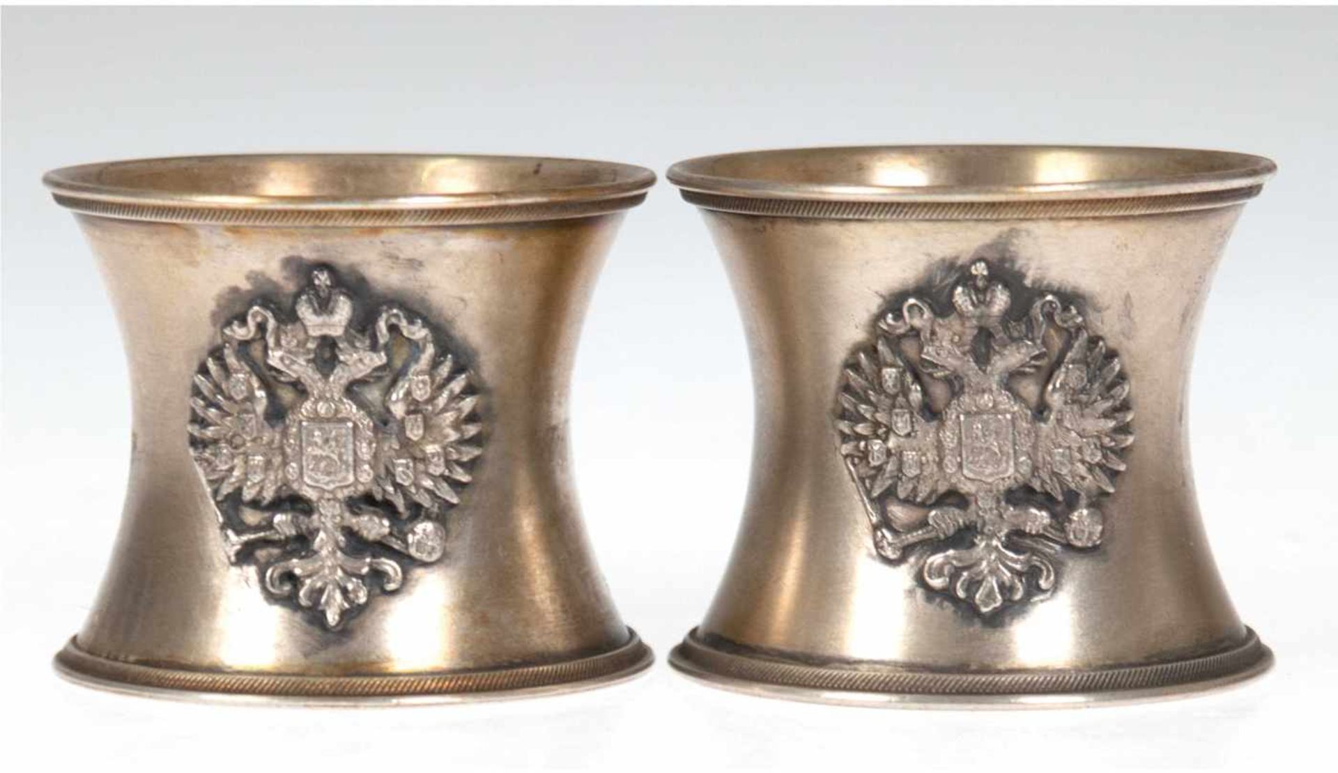 Paar Serviettenringe, Moskau um 1910, 84 Zolot. Silber, Schauseite je mit reliefiertem undfein