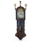 Friesenuhr um 1800, Eiche mit Messingappliken, 3-seitig verglaster Uhrenkopf mitebonisierten