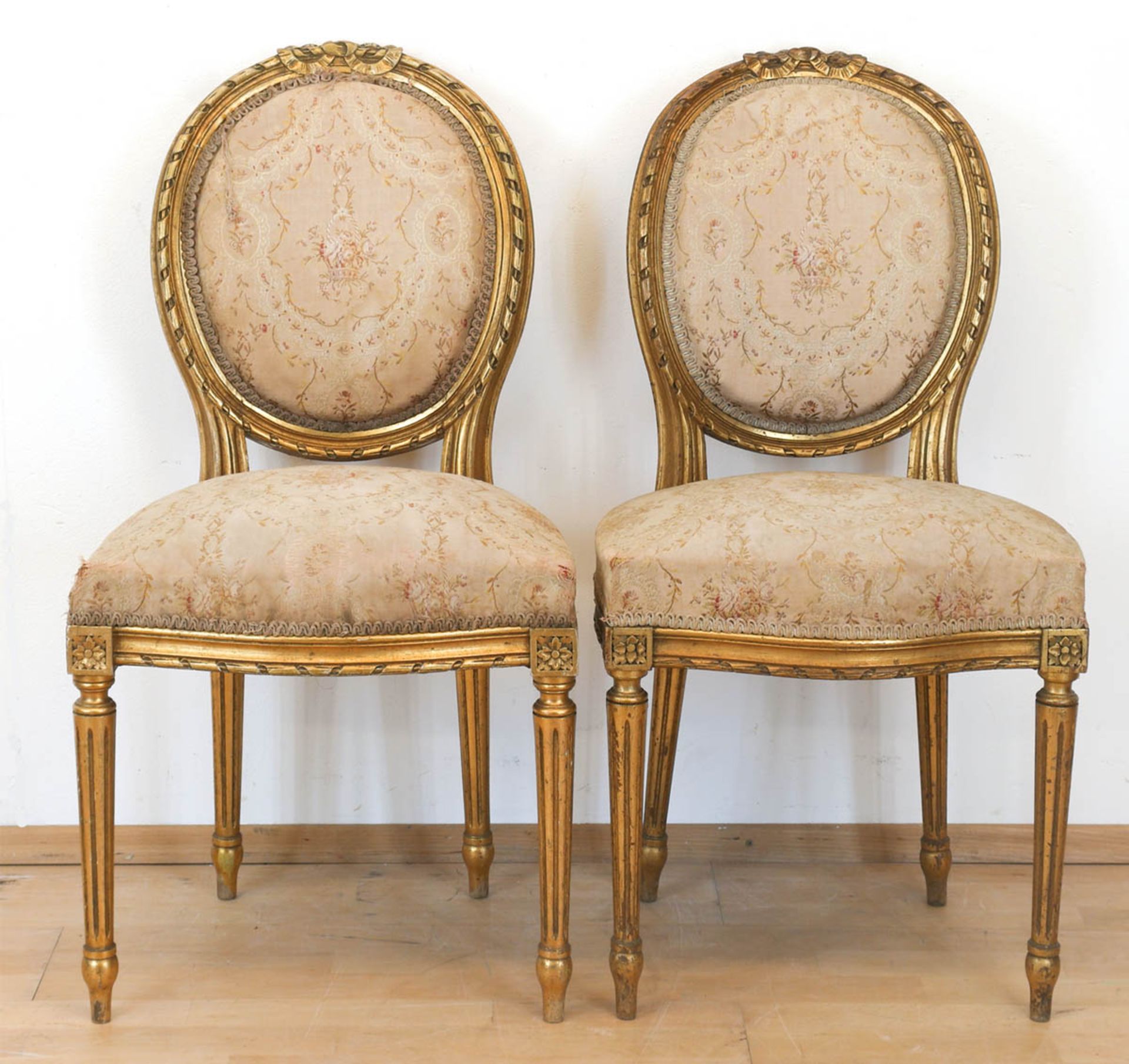 Paar Louis-Seize-Stühle, vergoldet, Sitz und ovale Rückenlehne gepolstert, heller, floralgemusterter