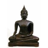 Buddha, Thailand wohl 16. Jh., Bronze braun patiniert, sitzender Buddha mit Erleuchtungund Geste der