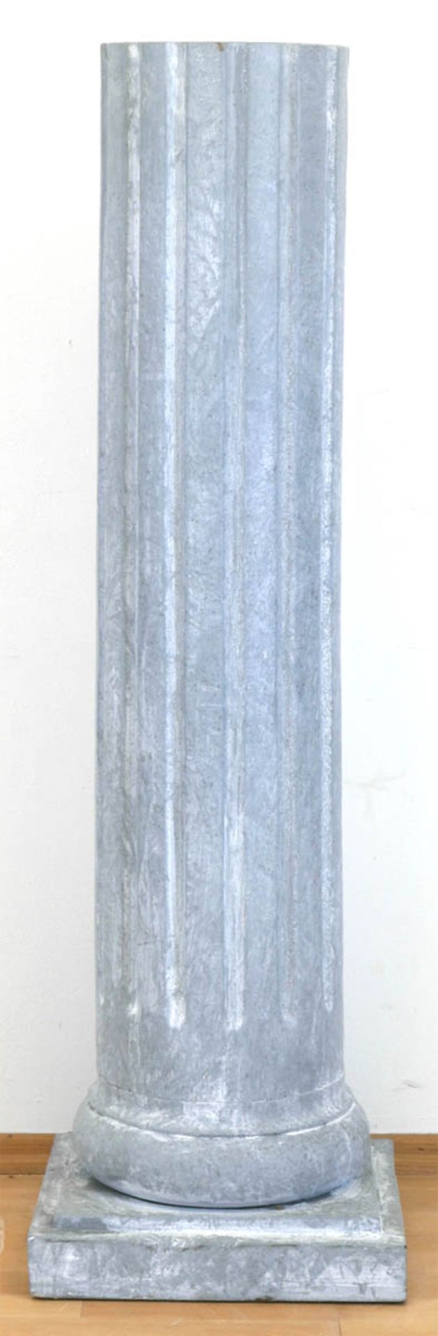 Säule, Holz, grau gefaßt, über 4-eckigem Stand kannelierte Säule, 120x35x36 cm