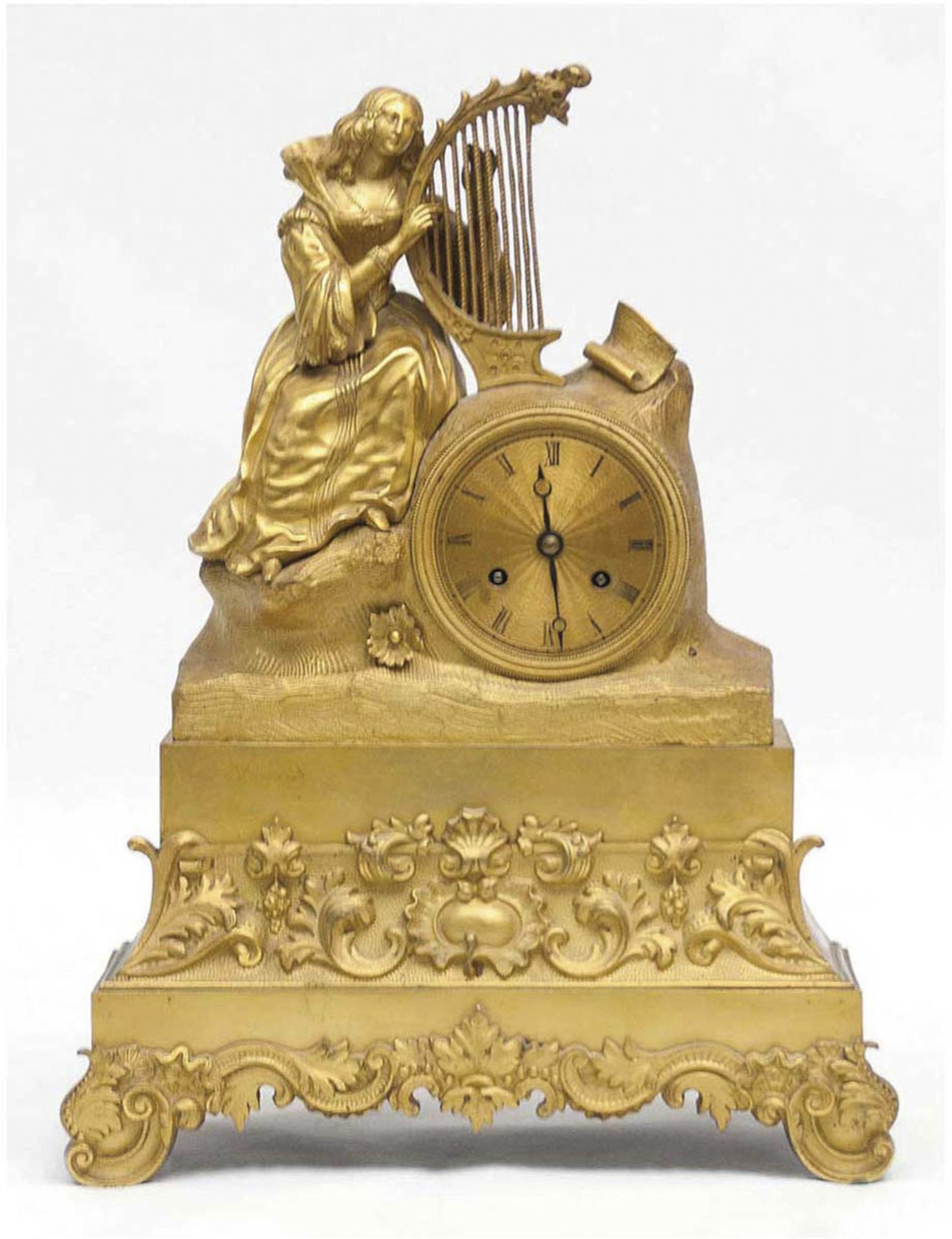 Pendule um 1840, Harfe spielende Dame, Bronze, vergoldet, Fadenaufhängung,Halbstundenschlag auf