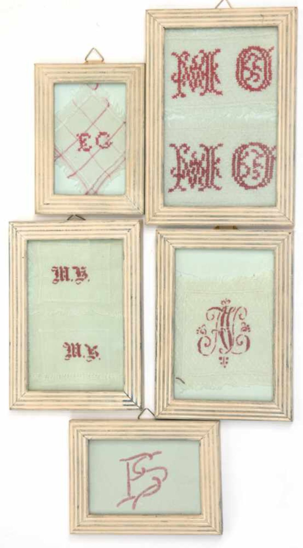 5 Stickvorlagen Buchstaben und Monogramme, um 1900, von 5,5x9 cm bis 14x9 cm hinter Glasund Rahmen