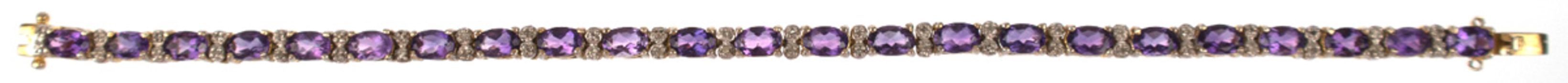 Armband, 925er Silber vergoldet, besetzt mit 23 oval facettierten Amethysten inKrappenfassung, L. 20