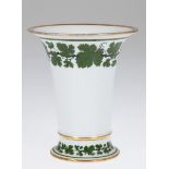 Meissen-Vase, 1924-1934, Weinlaub mit Goldrand, 1. Wahl, Gold etwas berieben, H. 16 cm