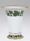 Meissen-Vase, 1924-1934, Weinlaub mit Goldrand, 1. Wahl, Gold etwas berieben, H. 16 cm