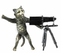 Bronze-Figur "Katze als Fotograf mit Plattenkamera", Nachguß 20. Jh., monogrammiert "A",polychrom