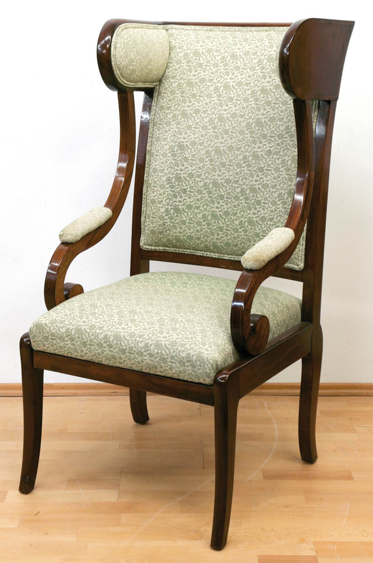 Biedermeier-Ohrenbackensessel, Mahagoni furniert, Fadenintarsien, Polsterung mithellgrünem, floral