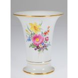 Meissen-Vase, beidseitig Buntes Blumenbukett, Goldrand, 1. Wahl, H. 16,5 cm