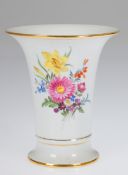 Meissen-Vase, beidseitig Buntes Blumenbukett, Goldrand, 1. Wahl, H. 16,5 cm