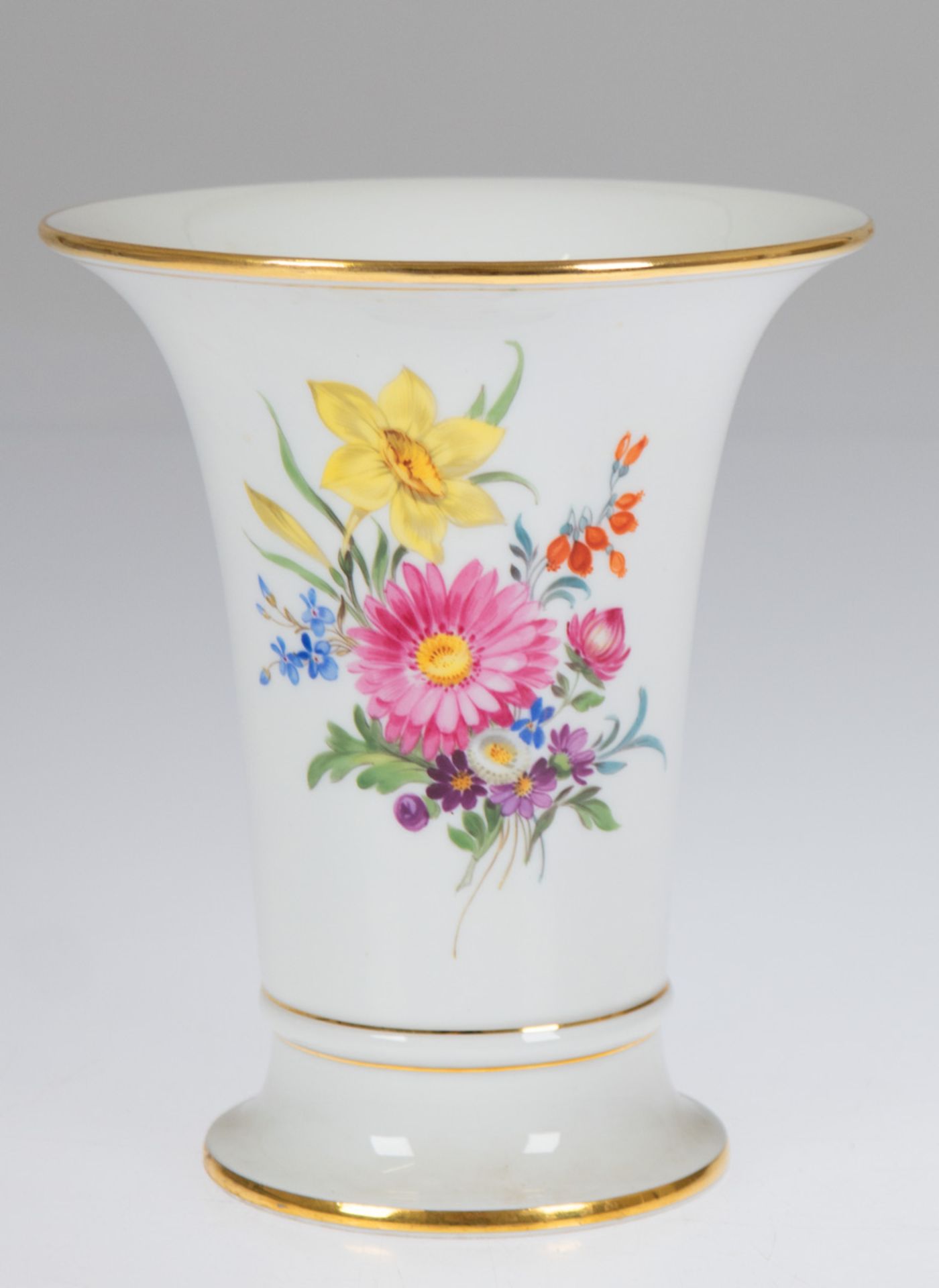 Meissen-Vase, beidseitig Buntes Blumenbukett, Goldrand, 1. Wahl, H. 16,5 cm