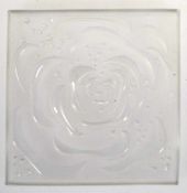 Lalique-Glasobjekt, mit reliefierter Darstellung einer Rose, quadratische Form,geschliffen, 11,