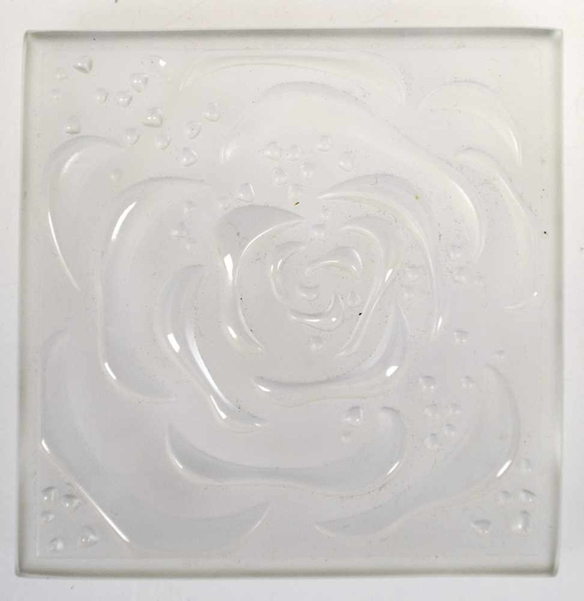 Lalique-Glasobjekt, mit reliefierter Darstellung einer Rose, quadratische Form,geschliffen, 11,