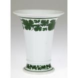 Meissen-Vase, 1924-1934, Weinlaub, 1. Wahl, am Rand Haarriß, H. 16,5 cm