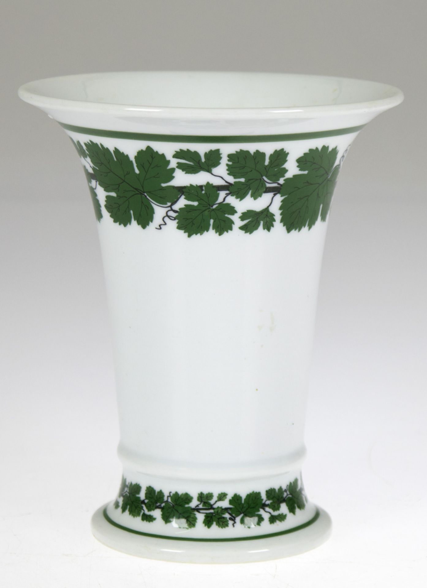 Meissen-Vase, 1924-1934, Weinlaub, 1. Wahl, am Rand Haarriß, H. 16,5 cm