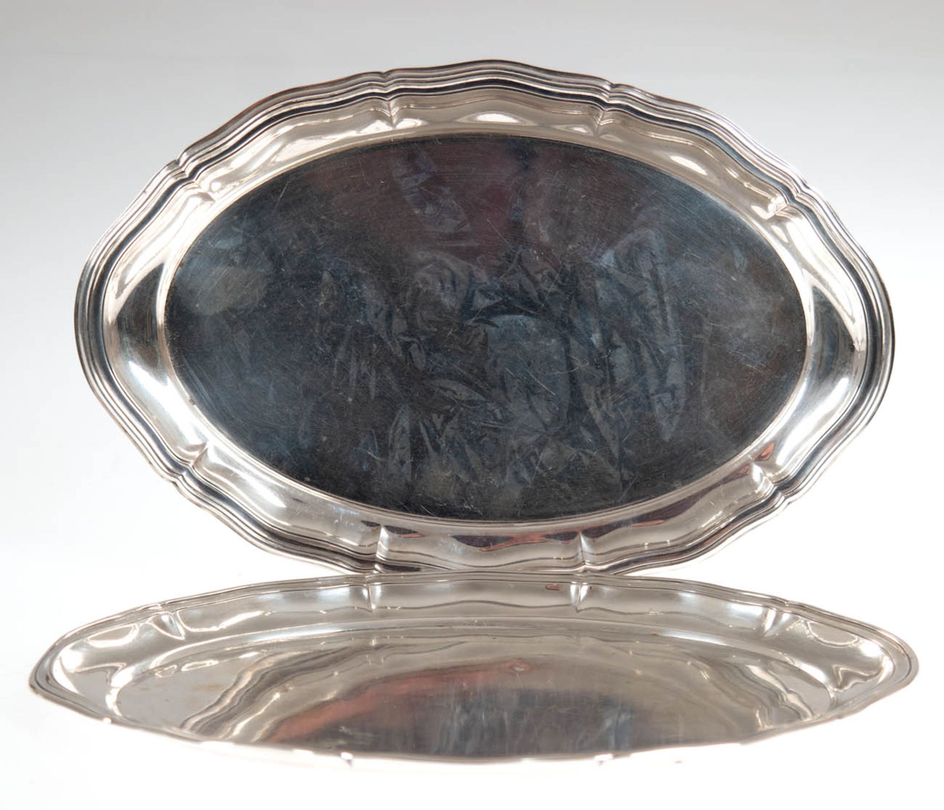 2 kleine Tabletts, oval, 800er Silber, geschweifter Profilrand, ges. 283 g, L. 23,5 cm