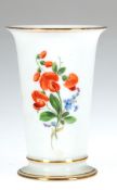 Meissen-Vase, 1924-1934, Bunte Blume 2, Goldrand (etwas berieben), 1. Wahl, H. 10,5 cm