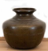 Große Messing-Vase/Übertopf, stark gebaucht, mit Rillendekor, leicht gedellt, H. 45 cm,Ges.-Dm. 50