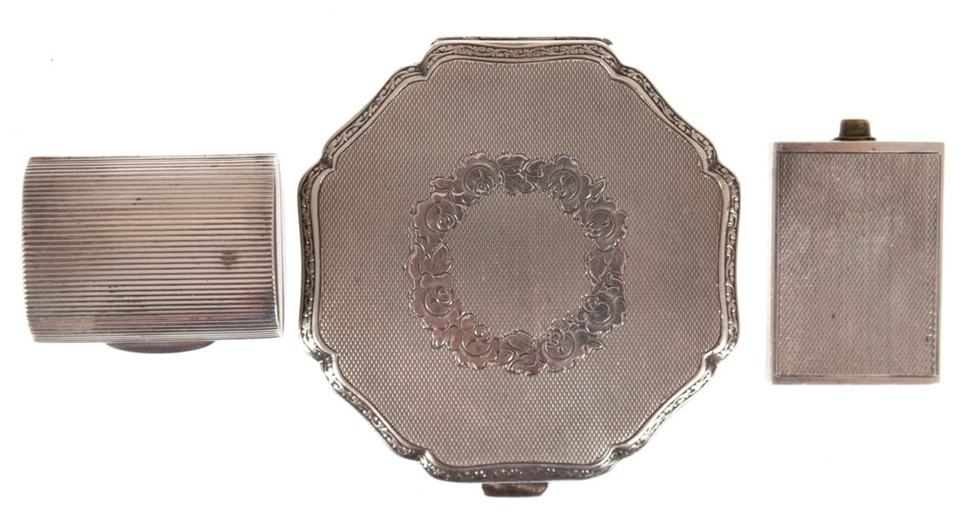 Puderdose, versilbert, Dm. 7 cm, Pillendose 925er Silber, gedellt, L. 4 cm und kl. Flakon(