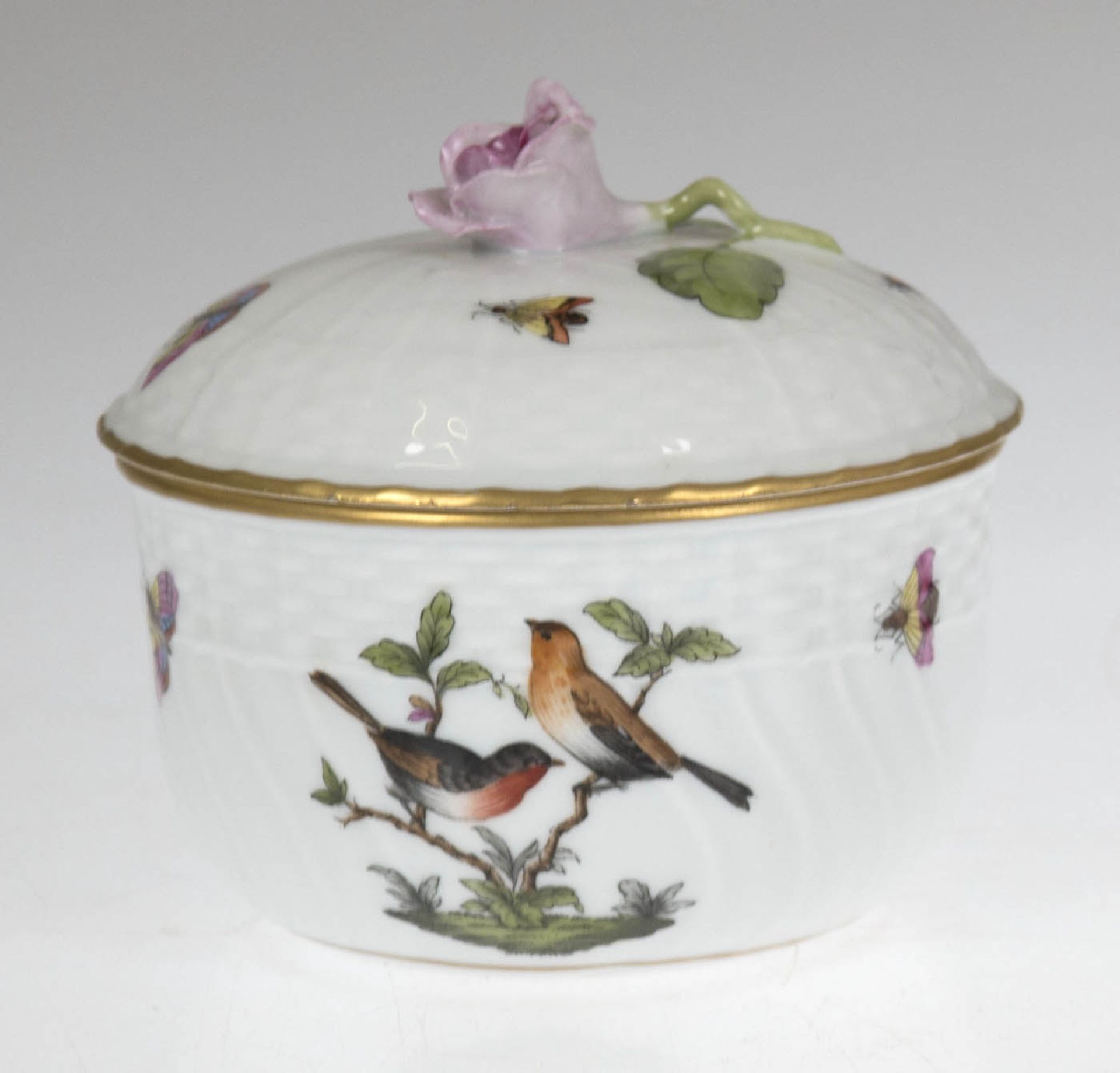 Konfektdose, Herend, Rothschild, polychrome Vogelmalerei mit Insekten, Rose alsDeckelbekrönung,