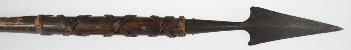 Jagdspieß mit geschmiedeter Spitze, Weichholzschaft z.T. mit Lederband umwickelt undgenietet, L. 155