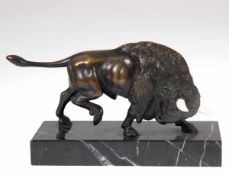 Skulptur, wohl 1. H. 20. Jh. "Bison", Bronze, grün patiniert, Hörner aus Bein, H. 10 cm,L. 24 cm,