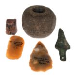 5 Ausgrabungsteile, Steinzeit u. Bronzezeit, Dänemark, dabei runder Stein mit beidseitigemLoch,