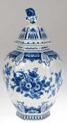 Delfter Deckelvase "De Porceleine Fles 1914", gebaucht, mit floraler Blaumalerei, 6-eckigeDeckel mit