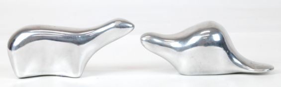 2 Tierfiguren "Eisbär" und "Biber", Metall, unleserl. signiert, L. je 13,5 cm