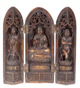 Reise-Altar, Japan, 19. Jh., Masse, 3-seitig, figürliche Schnitzereien, klappbar, H. 23,5cm