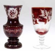 Pokalglas und Vase, Klarglas rubinrot überfangen, Glas mit umlaufend geschliffenerWaldszene mit