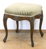 Hocker im Dresdner Barockstil, Ende 19. Jh., Nußbaum furniert, 4 geschwungene Beine u.Zarge mit