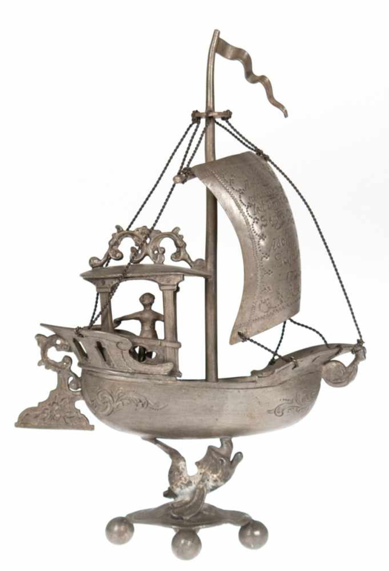 Segelschiff, Zinn, datiert 1703, Schiffskorpus getragen von einem plastischen Fisch auf4-passigen