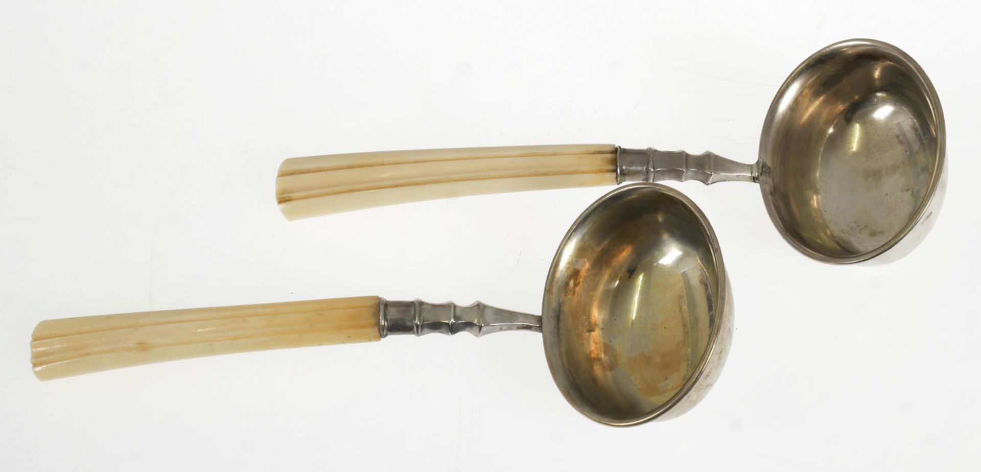 2 kleine Kellen, Silber geprüft, mit Beingriff, 1x Stiel am Kellenansatz rep., L. 16,5 cm