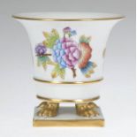 Herend-Vase, Queen Victoria, Kratervase auf 4 Krallenfüßen, polychrome Blumenmalerei