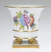 Herend-Vase, Queen Victoria, Kratervase auf 4 Krallenfüßen, polychrome Blumenmalerei