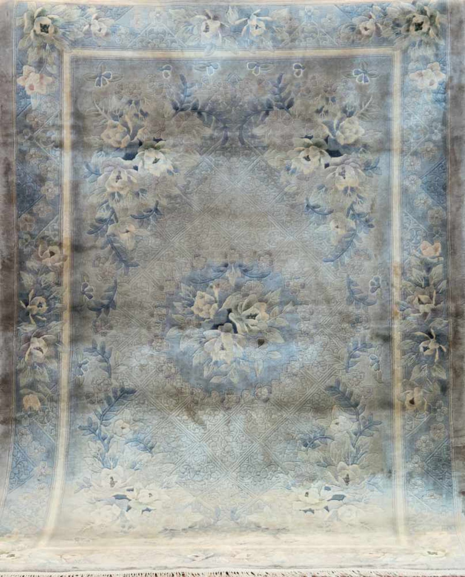 China-Teppich, Vollseide, hellgrundig, mit zentralem Medaillon u. floralen Motiven, 1Kante mit