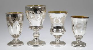 4 Fußbecher, Bauernsilber, 19. Jh., mit weißer Ätzmalerei, H. 12,5 cm-17 cm